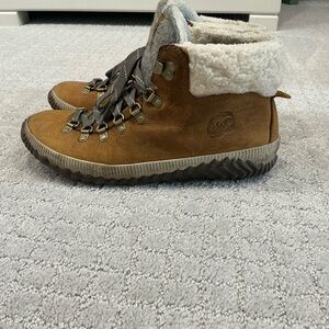 Women’s Sorel tan warm winter boots. Waterproof size 10